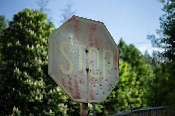 Oude roestige stopbord in Chornobyl uitsluitingszone — Stockfoto