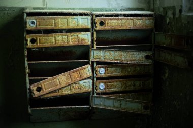 Terk edilmiş evde paslı posta kutuları