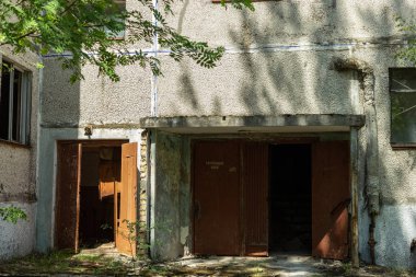 Terk edilmiş bir binanın ön kapısı.