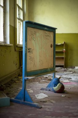 Terk edilmiş anaokulundaki karatahta