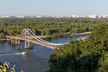 Yaya köprüsü, Trukhaniv adası ve Kyiv 'in sol kıyısı görünüyor..