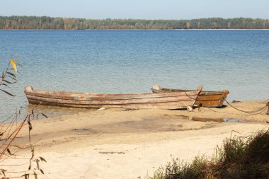 Tekne göl kıyısına demirlemiş..