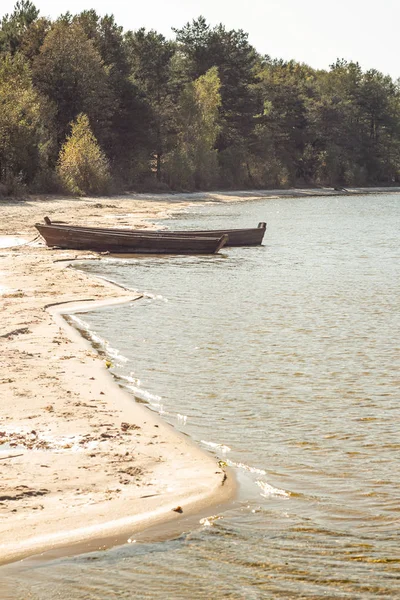 Лодка пришвартована на берегу озера. — стоковое фото