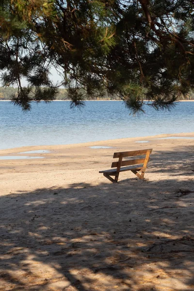 Скамейка на берегу озера . — стоковое фото