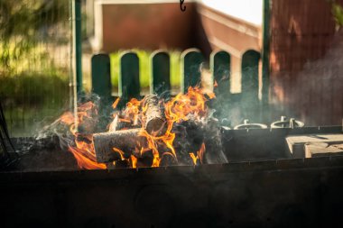 Barbeküde yakacak odun