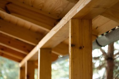 Ahşap teras elementleri. Yakın plan.