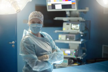 Cerrah kadın ameliyathanede.