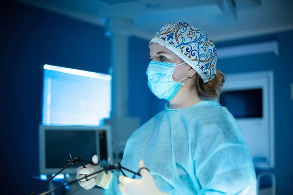 Cirurgião mulher fazendo operação laparoscópica Imagens Royalty-Free