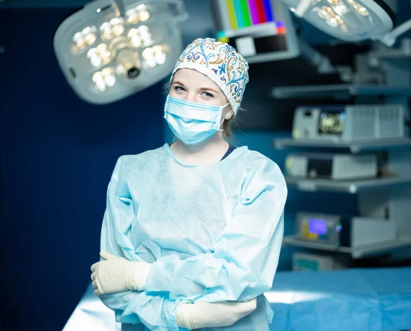 Cerrah kadın ameliyathanede. Stok Fotoğraf