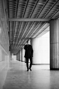 Siyah trençkotlu şık adam.