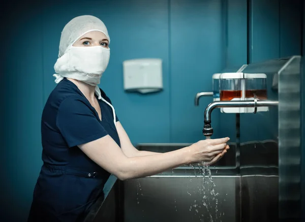 Perawat Bertopeng Medis Pelindung Mencuci Tangan — Stok Foto