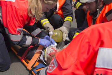Aachen (Almanya) 9 Temmuz 2017. Ambulans Servisi. Bir yaralı hasta kurtarma, sağlık görevlisi el ile havalandırma hastaya yapar.