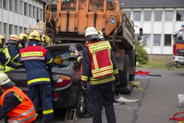 Aachen (Almanya), 09 Temmuz 2017. İtfaiye eğitim. İtfaiye kurtarma kapana kısılmış bir kişinin bir trafik kazası bir araçta pratik vardır