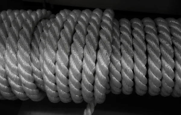 Прокат белый синтетический намотка веревки изолированные акции фото — стоковое фото