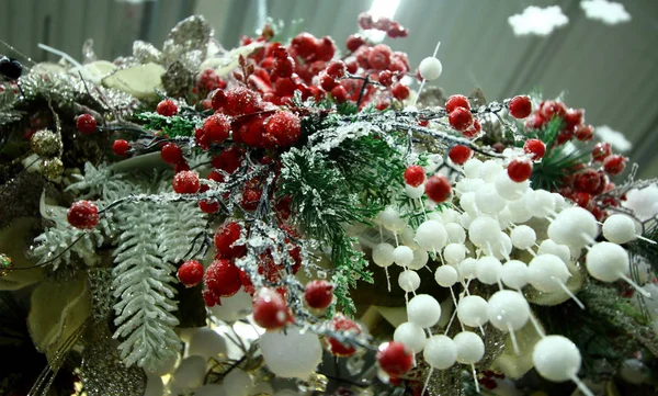 Decoración navideña bayas rojas y rama de pino bajo cubierta de nieve —  Fotos de Stock