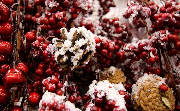 松の木の枝と赤いベリーのクリスマスお土産人工雪 — ストック写真