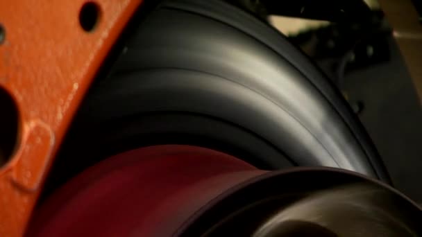 Los trabajadores expulsan el tocho de neumático de la máquina de construcción de neumáticos — Vídeos de Stock