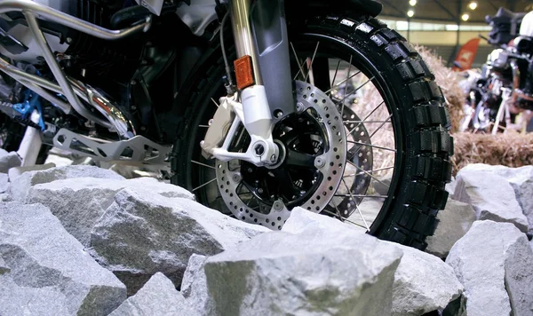 Wheel of enduro motorcycle on the rocky mountain road — Stock Photo, Image