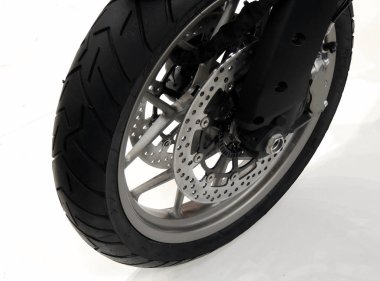 Spor motosiklet ön tekerlek üzerinde beyaz arka plan hazır fotoğraf