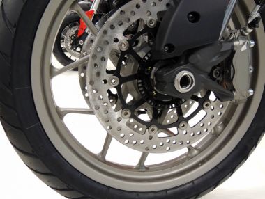 Fren disk üzerinde spor motosiklet moto Dükkanı stok fotoğraf, ön tekerlek