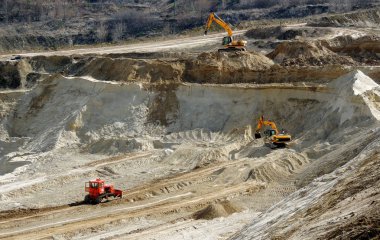 Ağır ekskavatör ve buldozer çalışır endüstriyel kum ocağına