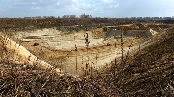 Ovanifrån av öppet lufta lera gropen med gruvdrift grävmaskiner under blå himmel — Stockfoto