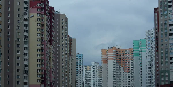 Çizgi şehrin sokak üzerinde renkli çok katlı evler — Stok fotoğraf