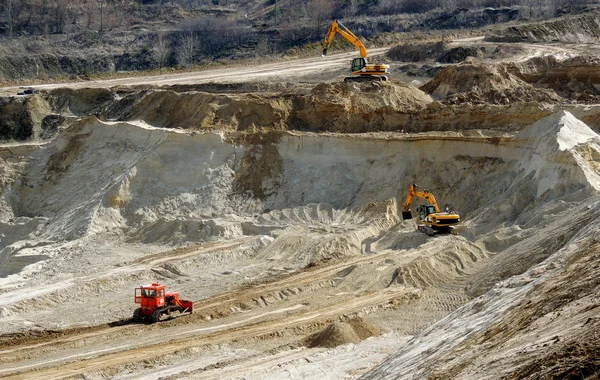 Nehéz kotrók és buldózer működik az ipari homok kőbánya — Stock Fotó