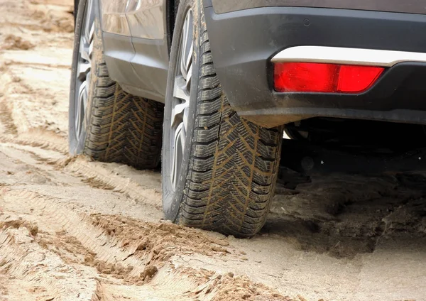 Mud all-terrain tire tread packed with sand stock photo — Stock Photo, Image