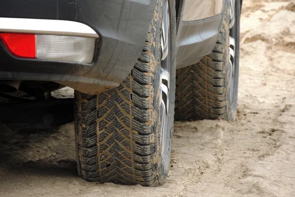 关闭道路夏季轮胎保护挤满了沙详细 — 图库照片