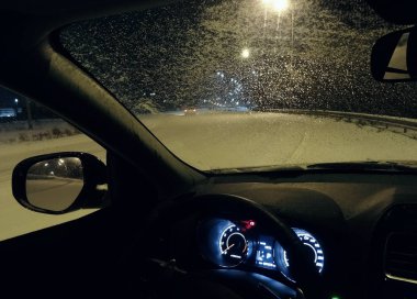 Aşırı yol koşulları ile kar yağışı sırasında kaldırımın durdu araç 