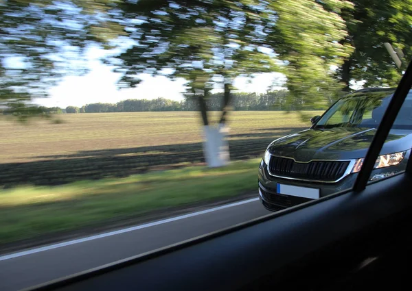 SUV vehicle pursues the same SUV vehicle on the road — Stock Photo, Image