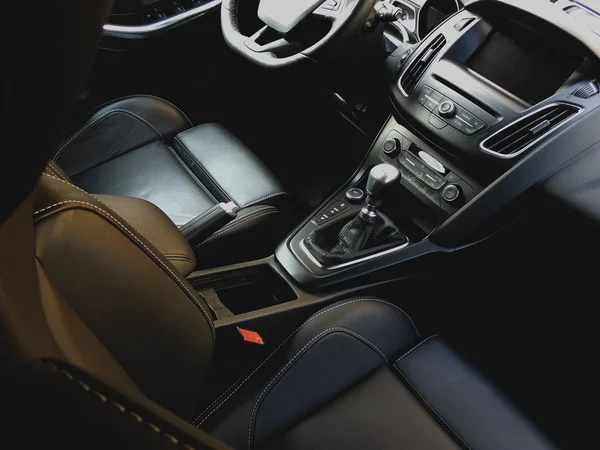Vista superior del interior del coche deportivo con asientos de cuero foto de stock — Foto de Stock
