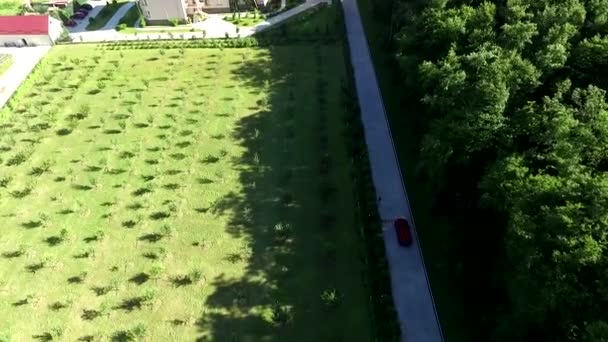 Drone voando sobre o carro está na entrada do resort privado royalty aerials vídeo — Vídeo de Stock