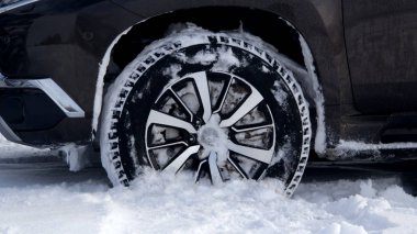 Yol kamyondan tekerlek derin karda kapatmak kadar stok fotoğraf