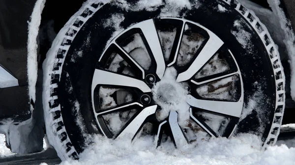 詳細な雪を満載冬のスタッドレス タイヤ プロテクター — ストック写真