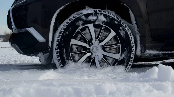 Переднее Колесо Автомобиля Глубоком Снегу Зимнем Поле — стоковое фото