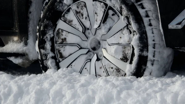 深い雪の中で車のホイールの非散りばめられたタイヤ — ストック写真