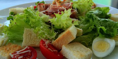 Pişmiş ve plaka üzerinde Sezar salatası servis fotoğraf yakın 