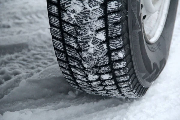 Asymmetriska Vinterdäck Med Snö Slitbanan Block Närbild — Stockfoto