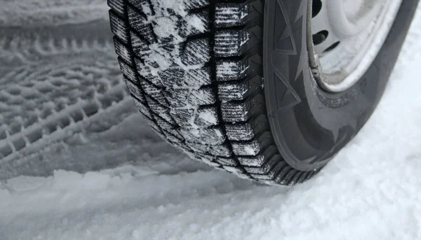 跡を踏む車の下で冬用タイヤ ブロック — ストック写真