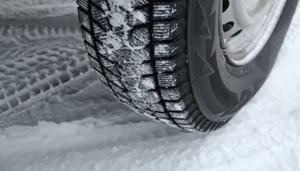 Spuren Von Profilblöcken Auf Winterreifen Unter Geländewagen — Stockfoto