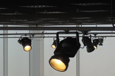 Sahne ışıkları izleme tavan raylı sistem üzerinde parlar 