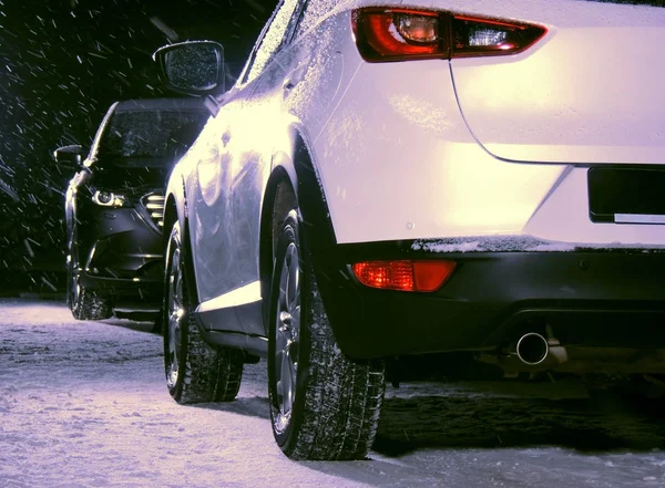 Zwei Fahrzeuge Ohne Licht Auf Schneeglatter Straße Der Nacht — Stockfoto