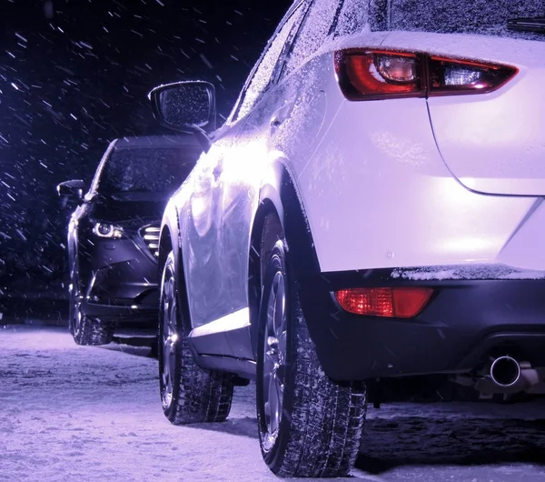Zwei Autos Stehen Sich Nachts Auf Der Winterstraße Gegenüber — Stockfoto