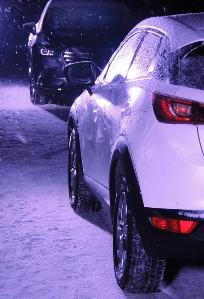 Weißes Auto Der Nacht Auf Schneeglatter Straße Gegenüber Schwarzem Auto — Stockfoto