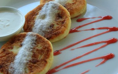 Lezzetli peynir krep syrniki reçel ve krema ile yakın çekim