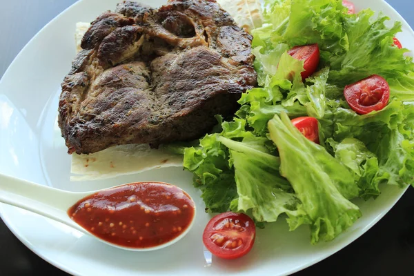Gebratenes Steak Mit Tomaten Salat Scharfer Soße Und Dünnem Fladenbrot — Stockfoto