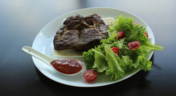 Servieren Von Fleischfilet Mit Sauce Und Frischem Salat Einem Teller — Stockfoto