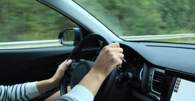 Direksiyon hız içinde sürücüleri el parmakları kavrama 
